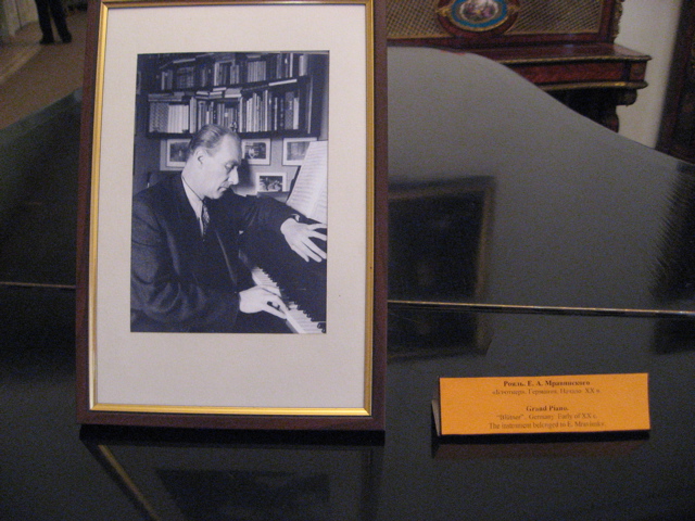 Mravinskypiano.jpg